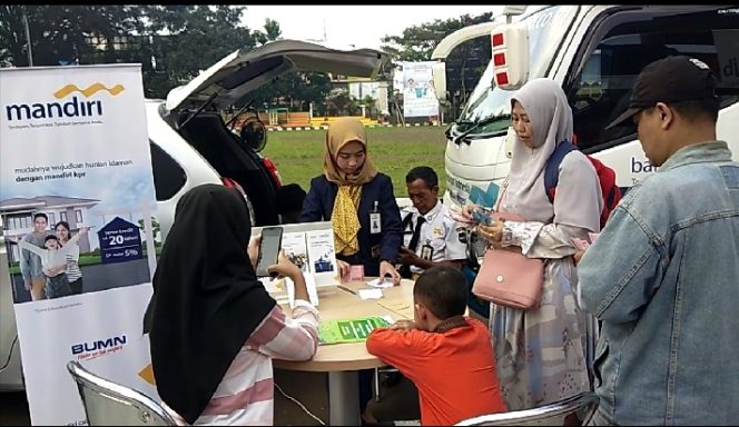 
					Mobil Penukaran Uang Diserbu Warga Sukabumi. (FOTO : M. Satiri/Harian Sukabumi)