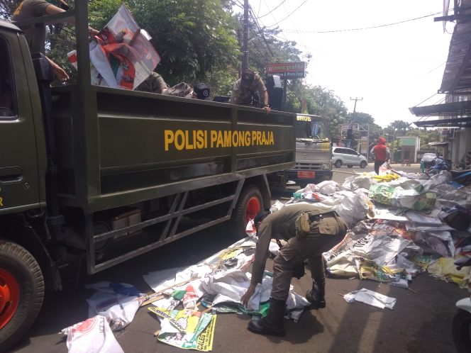 
					Arsip-Satpol PP menertibkan APK pada masa tenang kampanye pemilu 2019. (FOTO : Septian N. Harahap/Harian Sederhana)