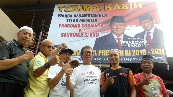 
					Ada Baliho Raksasa “Prabowo Presiden” di Beji. (FOTO : Harian Sederhana)