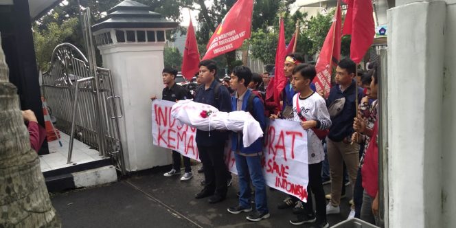 
					Ikatan Mahasiswa Muhammadiyah (IMM) menggelar aksi demo didepan kantor DPRD Kota Sukabumi, Senin (27/5/2019). (FOTO : M. Satiri/Harian Sederhana)