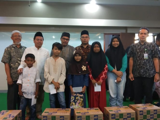 
					Jajaran direksi berfoto bersama anak yatim. (FOTO : Istimewa)