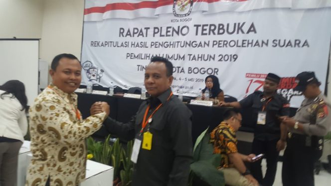 
					Rapat pleno rekapitulasi suara Pemilu yang diselenggarakan KPU Kota Bogor yang diselenggarakan 4-5 Mei 2019,(FOTO : Harian Sederhana)