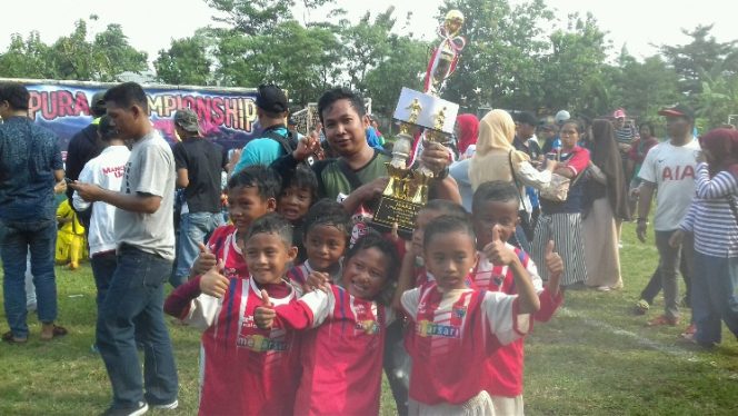 
					Ketua Gappura Yusuf Trilis foto bersama SSB Matador. (FOTO : Aji Hendro/Harian Sederhana)