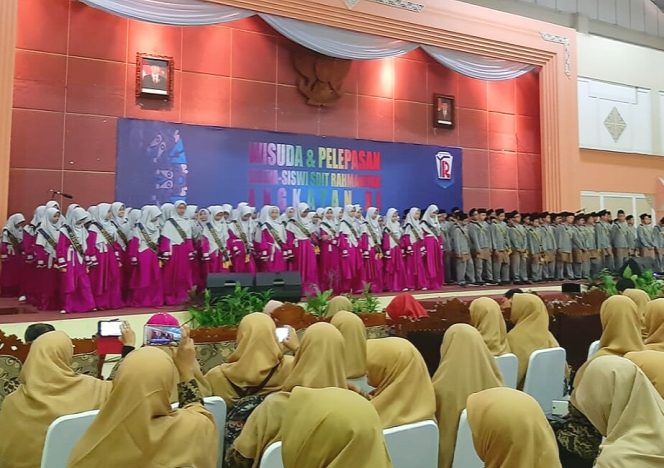 
					Wisuda angkatan ke-11 SDIT Rahmaniyah digelar di Hotel Bumi Wiyata, Kota Depok. (FOTO : Harian Sederhana)