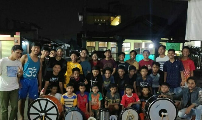 
					Pemuda Abadijaya Bangunkan Sahur Ala Suporter Bola.