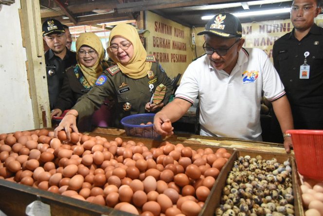 
					Disperindag dan Wali Kota Depok melakukan sidak di Pasar Agung, Kamis (2/5/2019). (FOTO : Harian Sederhana)