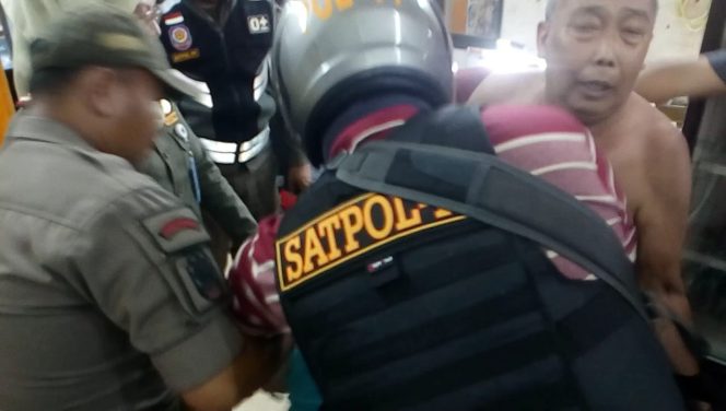 
					SatPol PP Diamuk Pedagang Miras. (FOTO : Harian Sederhana)