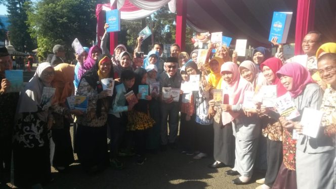 
					Ratusan insan pendidikan se-Kota Depok mengikuti upacara peringatan Hari Pendidikan Nasional 2019 di halaman Balai Kota Depok, Kamis (2/5/2019). (FOTO : Harian Sederhana)