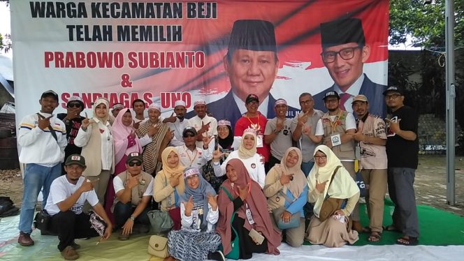 
					Warga Depok Deklarasikan Kemenangan Prabowo-Sandi. (FOTO : Harian Sederhana)