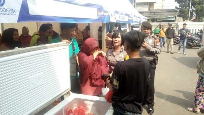 
					Halaman kantor Polsek Beji pada ramadhan ini disulap menjadi area pasar murah. (FOTO : Harian Sederhana)