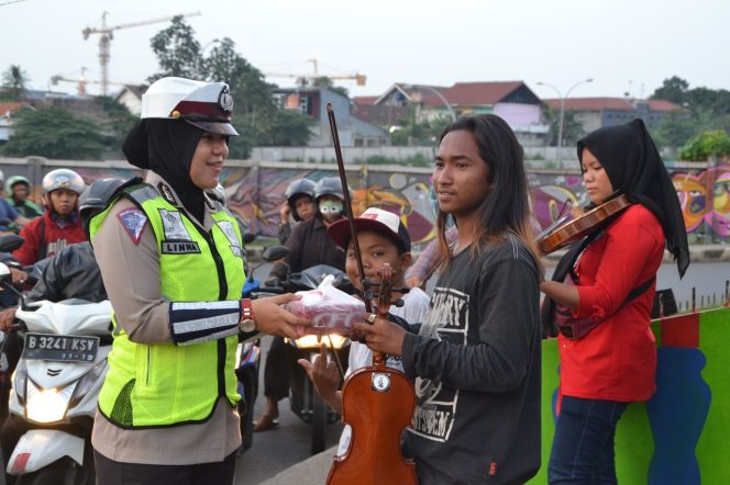 
					Mereka membagikan santapan buka puasa (takjil) bagi pengendara di Jalan Margonda, Depok, Jawa Barat, Senin 13 Mei 2019. (FOTO : Harian Sederhana)