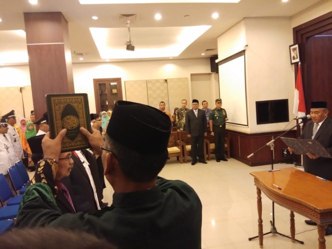 
					Pelantikan 138 ASN yang terdiri dari 2 Jabatan Pimpinan Tinggi (JPT) Pratama serta 136 administrator, pengawas, dan pejabat fungsional jajaran Pemerintah Kota Depok di Aula Teratai Gedung Balai Kota, Jumat (10/5/2019). (FOTO : Harian Sederhana)