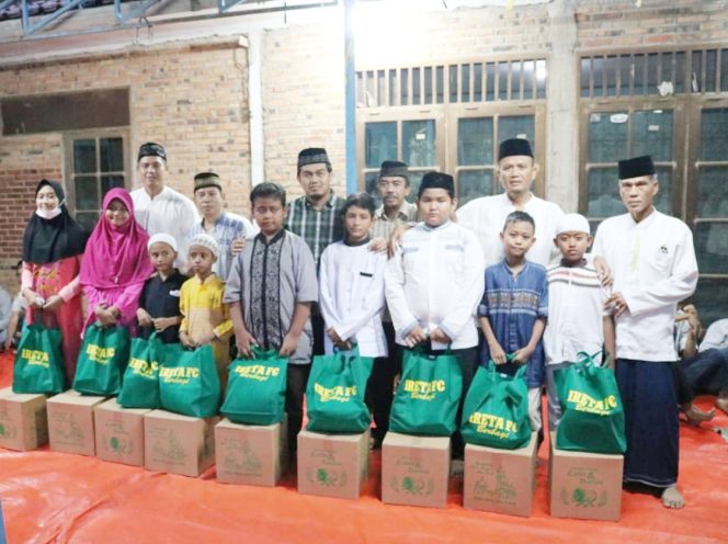 
					Ireta FC menggelar kegiatan buka puasa bersama dan santunan anak yatim piatu di RT 03/01 Kelurahan Mampang, Kecamatan Pancoranmas, Kota Depok, Minggu (12/5/2019). (FOTO : Harian Sederhana)