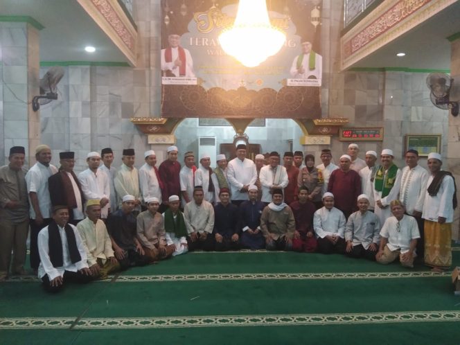 
					Wali Kota Depok, Mohammad Idris dan Wakil Wali Kota, Pradi Supriatna foto bersama dengan jajaran, Forkopimda, dan masyarakat. (FOTO : Harian Sederhana)