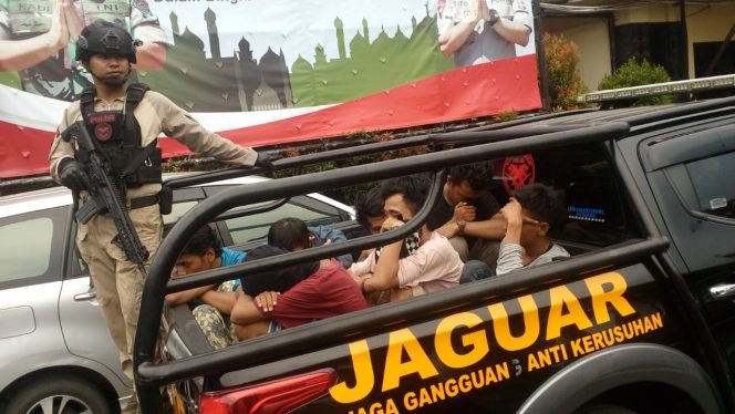 
					Tujuh remaja yang diduga akan tawuran diringkus Tim Buru Sergap Polsek Pancoran Mas dan Tim Jaguar saat tengah berulah di Jalan Dewi Sartika, Kecamatan Pancoran Mas, Depok pada Rabu (15/5/2019). (FOTO : Harian Sederhana)