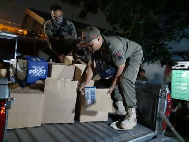 
					Satpol PP Kota Depok Sita Ribuan Botol Miras di Rumah Kontrakan. (FOTO : Harian Sederhana)