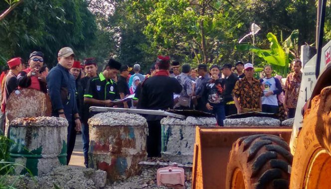 
					Blokade Akses ke Kantor Kecamatan Limo Dibongkar. (FOTO : Poskota News)