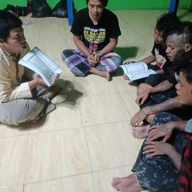 
					Anak Punk saat mengaji di Komunitas Seniman Terminal (Senter). (FOTO : Istimewa)