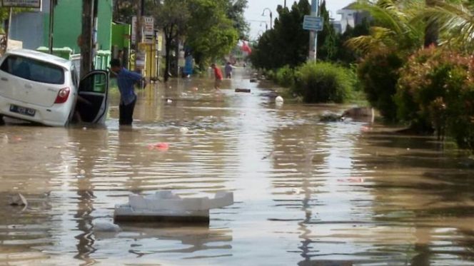 
					Musibah banjir membuat 300 kepala keluarga yang mayoritas musim harus menikmati makan sahur petama di tengah genjangan air. (FOTO : tribunnewsbogor)