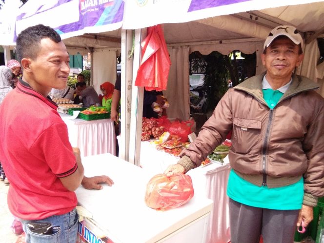 
					Konsumen membeli daging sapi yang dijual Rp85 ribu per kg dalam Bazaar Ramadan halaman kantor Kecamatan Sawangan. (FOTO : Sudibyo/Harian Sederhana)