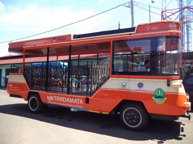 
					Inilah Bus Oren Bantuan Pemprov Jabar sedang melintas di kawasan Depok. (FOTO :  Istimewa)