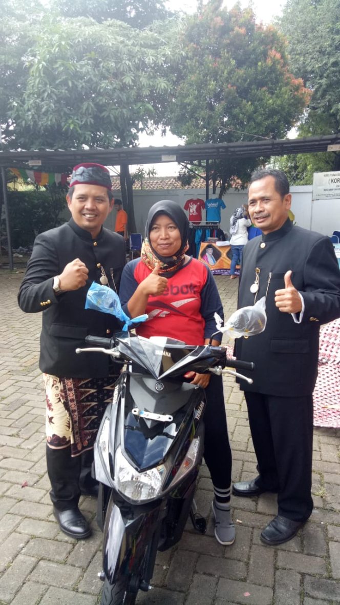 
					Camat Bojongsari, Usman Haliyana (kanan) didampingi Dede Hidayat, Sekcam Bojongsari pose bersama Siti, Istri OB Kecamatan Bojongsari yang memperoleh motor. (FOTO : Istimewa)