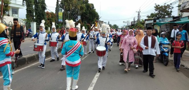 
					Suasana parade drum band SMP & SMK Islamiyah Serua di Jalan Raya Bojongsari pada Festival Kebudayaan Bojongsari. (FOTO : Istimewa)