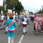 Suasana parade drum band SMP & SMK Islamiyah Serua di Jalan Raya Bojongsari pada Festival Kebudayaan Bojongsari. (FOTO : Istimewa)