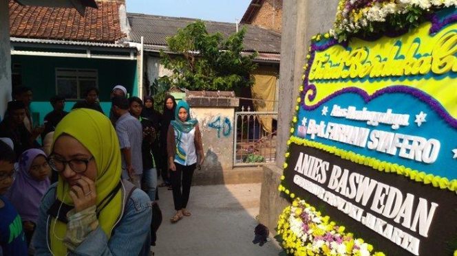 
					Isak tangis keluarga almarhuhm Farhan Syafero pecah di rumah duka di Jalan Printis, RT 3/7 Kampung Rawa Kalong, Kelurahan Grogol, Kecamatan Limo, Depok ketika jenazah Farhan tiba dari Jakarta Rabu 22 Mei 2019. (FOTO : Warta Kota)