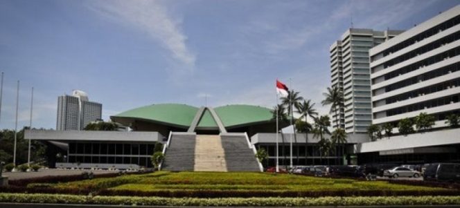 
					Hasil analisis Pusat Kajian Politik Universitas Indonesia (Puskapol UI) terhadap hasil Pemilu Legislatif 2019 yang diumumkan KPU RI menunjukkan 65 persen caleg DPR terpilih merupakan orang baru.