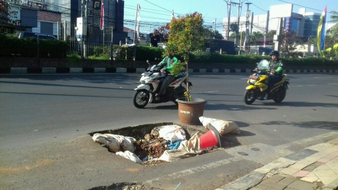 
					Inilah sisa galian di Jalan Margonda yang sampai kini dibiarkan sehingga dikeluhkan pengendara. (FOTO : Aji Hendro/Harian Sederhana)