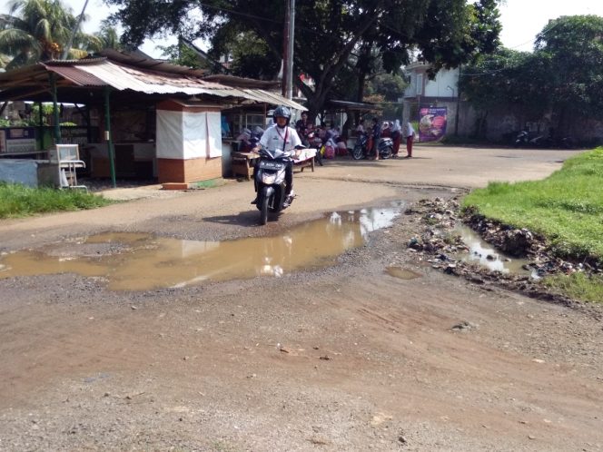 
					Inilah akses Jalan SMKN 2 Depok rusak berat, belum diperbaiki. FOTO : Sudibyo/Harian Sederhana)