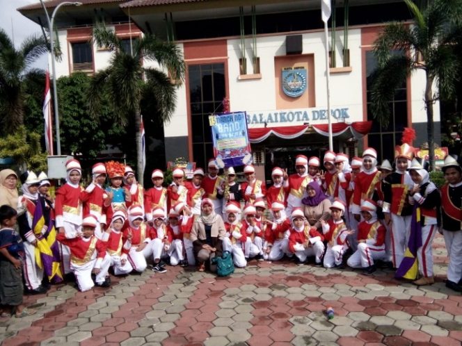 
					Gita Nagita Cantika Sapta Marching Band SDN Beji 8 usai tampil di Balaikota. (FOTO : Istimewa)