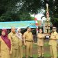 Penyerahan Piala Juara Umum. (FOTO : BP Sianturi/Harian Sederhana)