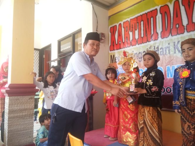 
					Sulung Hawari, Ketua Yayasan Kamus Putra Madani menyerahkan piala kepada pemenang lomba.(FOTO : Istimewa) 