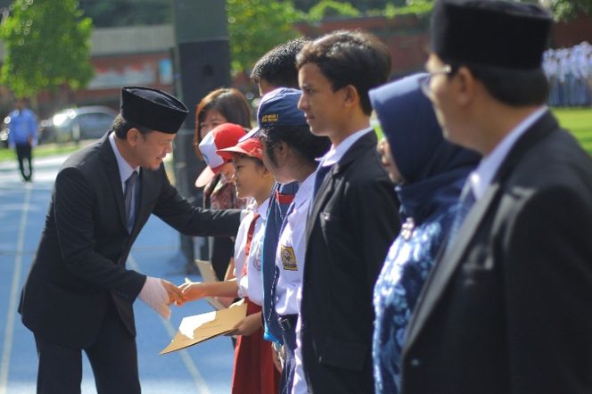 
					Wali Kota Bogor Bima Arya menyerahkan penghargaan kepada siswa. (FOTO : BP. Sianturi/Harian Sederhana)