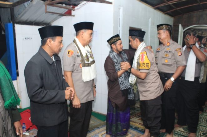 
					Usai shalat tarawih di Mesjid Al-Ikhlas Sukaraja Sukabumi, Selasa (14/5/2019) malam.(FOTO : Harian Sederhana)