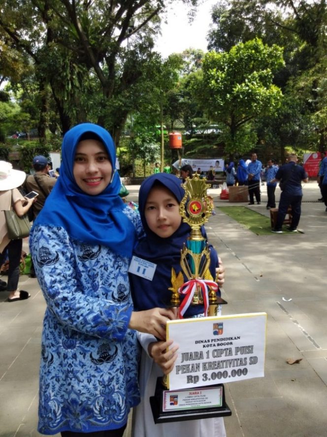 
					Veni Rosari bersama Alvira Nazwa Kayla, Siswa Kelas 4 SDN Kawung Luwuk yang merupakan binaannya hingga meraih prestasi Juara 1 Cipta Puisi. (FOTO : BP. Sianturi/Harian Sederhana)