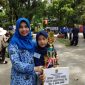 Veni Rosari bersama Alvira Nazwa Kayla, Siswa Kelas 4 SDN Kawung Luwuk yang merupakan binaannya hingga meraih prestasi Juara 1 Cipta Puisi. (FOTO : BP. Sianturi/Harian Sederhana)