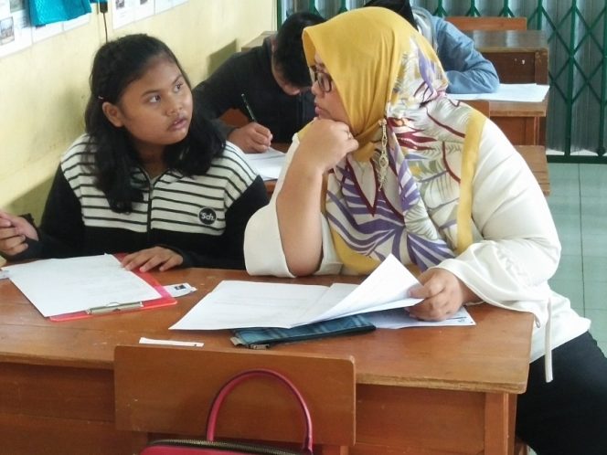 
					Salah seorang ABK dari salah satu PKBM, didampingi guru pembimbing sedang mengikuti UADBN Paket A, di SDN Papandayan. (FOTO : BP Sianturi/Harian Sederhana)