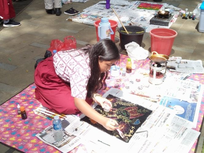 
					Siswa SD, peserta Pekan Kreatifitas Hardiknas sedang membatik. (FOTO : BP.Sianturi/Harian Sederhana)