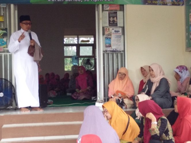 
					Ustadz Sumarja saat memberikan ceramah agama di Kelurahan Duren Seribu, Majelis Taklim Duser Tawaqufan. (FOTO : Sudibyo/Harian Sederhana)