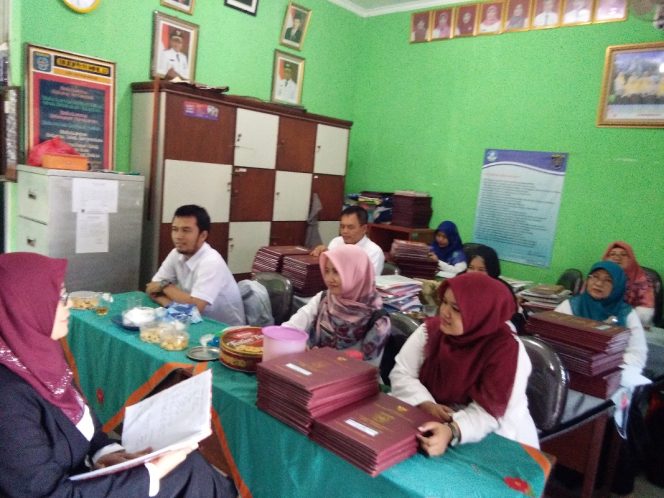 
					Suasana rapat di SDN Pengasinan 01 membahas PPDB dan pendalaman kurikulum. (FOTO :  Sudibyo/Harian Sederhana)