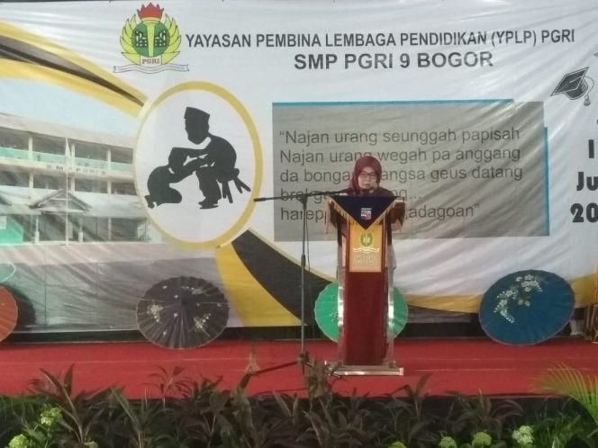 
					Rukminingsih, Kepala SMP PGRI 9 Kota Bogor memberikan sambutan di acara wisuda.  (FOTO : BP.Sianturi/Harian Sederhana)