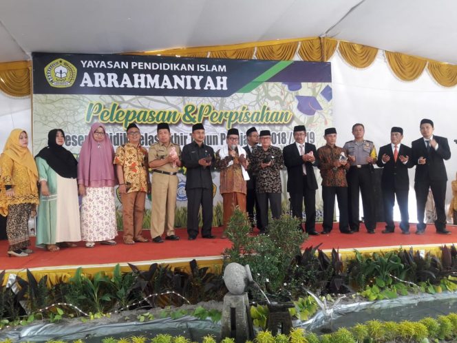 
					Pelepasan siswa ditandai dengan melepas sembilan burung merpati. (FOTO : Harian Sederhana)