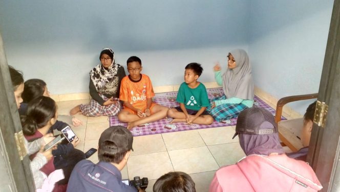 
					AB (11 tahun) dan AL (12 tahun), warga Kelurahan Jatijajar, Kecamatan Tapos, Depok.