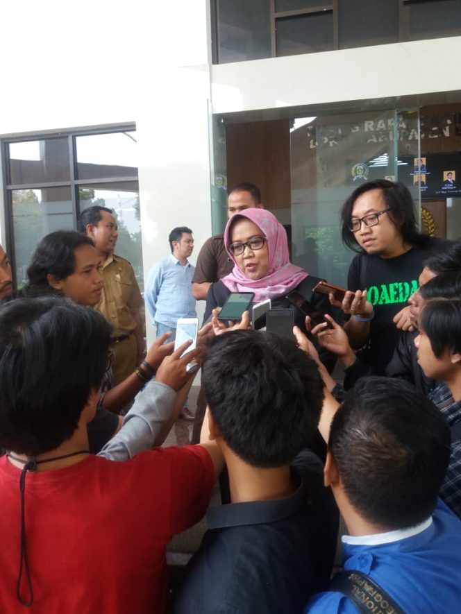 
					Bupati Bogor, Ade Yasin saat diwawancarai awak media. (FOTO : Harian Sederhana)