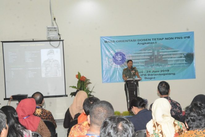 
					Danrem 061/Suryakencana Kolonel Inf. Novi Helmy Prasetya sedang memaparkan materi. (FOTO :  Istimewa)