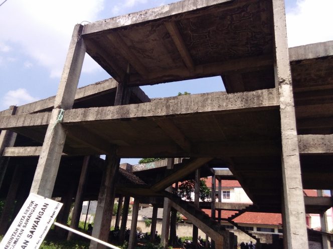 
					Inilah gedung kesenian yang sejak belasan tahun lalu dibiarkan mubazir.  (FOTO : Sudibyo/Harian Sederhana)