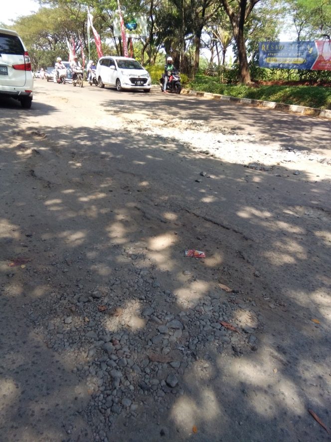 
					Inilah kondisi Jalan GDC (Kota Kembang) peris di depan Jalan Teratai, Kelurahan Tirtajaya, Kecamatan Sukmajaya yang mengalami kerusakan. (FOTO : Sudibyo/Harian Sederhana)